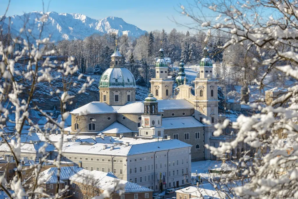 Ihr seht den Blick vom Kapuzinerberg in Salzburg auf den Dom im Winter.