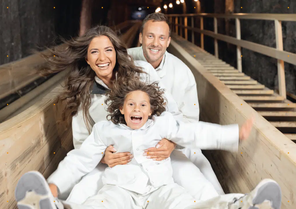 Ihr seht eine Familie bei einer Bergwerks-Tour in Hallstatt oder Altaussee. JUFA Hotels, der Ort für erlebnisreichen Familienurlaub.