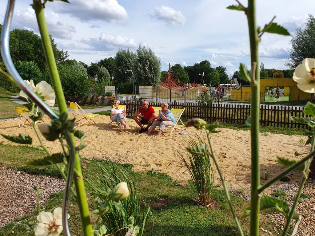 Ihr seht einen Sandstrand im JUFA Hotel Jülich***s. Der Ort für kinderfreundlichen und erlebnisreichen Urlaub für die ganze Familie.