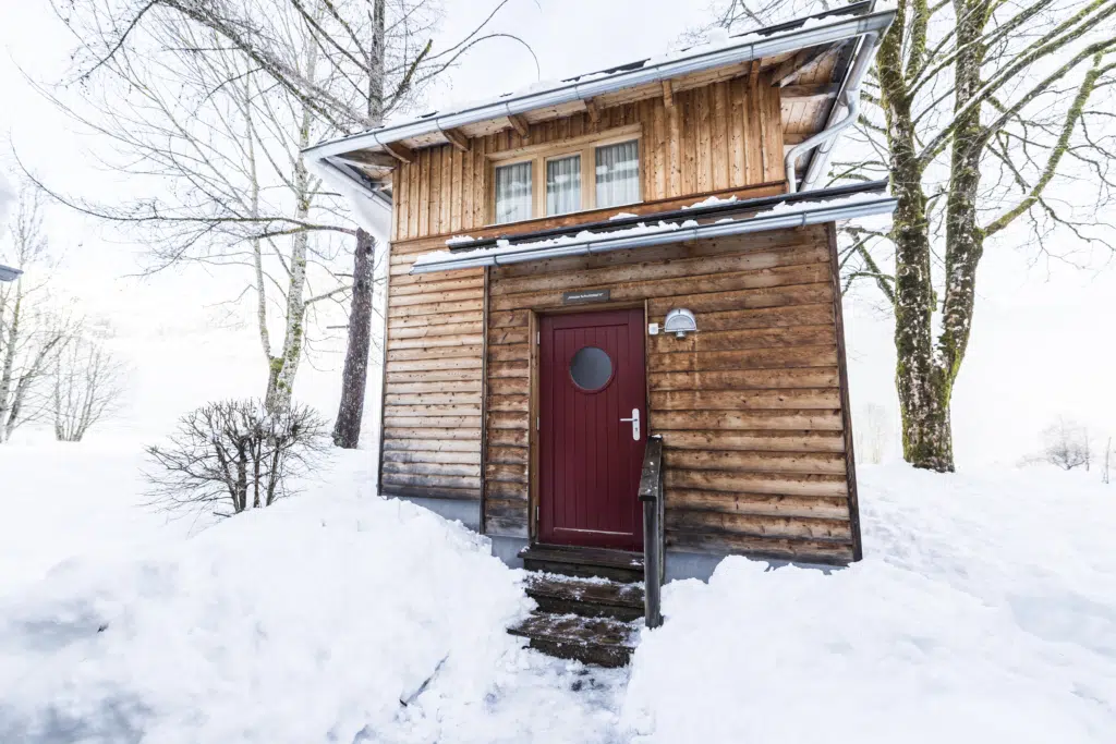 Ihr seht das Sauna-Häuschen im JUFA Hotel Grundlsee*** im Winter. JUFA Hotels bietet erholsamen Familienurlaub und einen unvergesslichen Winterurlaub.