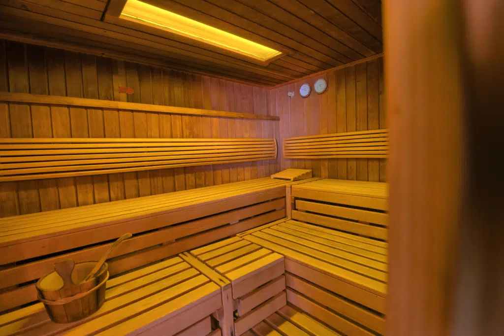 Ihr seht eine Sauna im Wellnessbereich JUFA Hotel Schwarzwald***s. Der Ort für erholsamen Familienurlaub und einen unvergesslichen Winterurlaub.