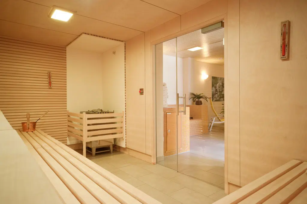 Sauna mit Aufgussschale im Wellnessbereich im JUFA Hotel Bleiburg/Pliberk***. Der Ort für erholsamen Familienurlaub und einen unvergesslichen Winter- und Wanderurlaub.