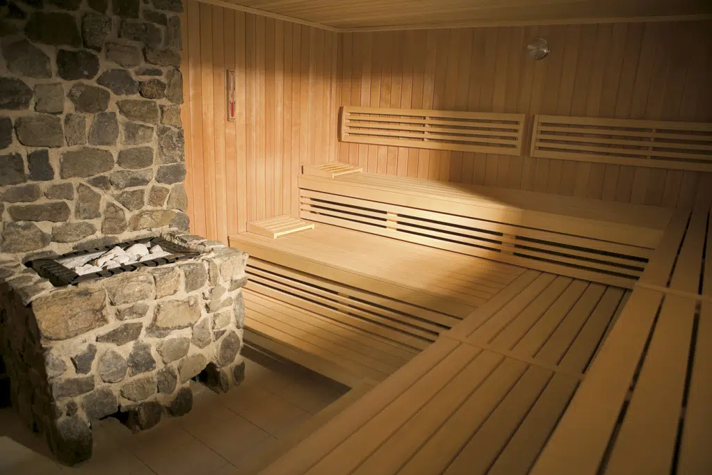 Ihr sehr die Sauna mit steinerner Aufgussschale im Wellnessbereich im JUFA Hotel Gnas - Sport-Resort. Der Ort für erfolgreiches Training in ungezwungener Atmosphäre für Vereine und Teams.