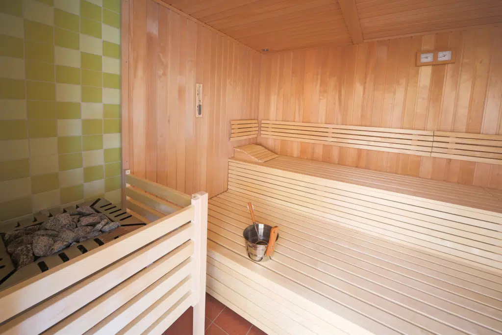 Sauna mit Aufgussschale im Wellnessbereich im JUFA Hotel Planneralm Alpin-Resort. Der Ort für erholsamen Familienurlaub und einen unvergesslichen Winter- und Wanderurlaub.