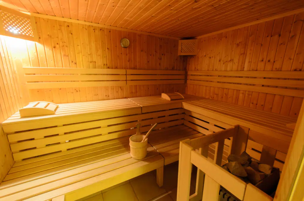 Sauna mit Aufgussschale im Wellnessbereich im JUFA Hotel Schloss Röthelstein. Der Ort für märchenhafte Hochzeiten und erfolgreiche und kreative Seminare.