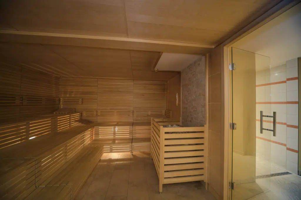 Ihr seht die Sauna mit Aufgussschale im Wellnessbereich im JUFA Hotel Wangen im Allgäu***s. Der Ort für erfolgreiches Training in ungezwungener Atmosphäre für Vereine und Teams.