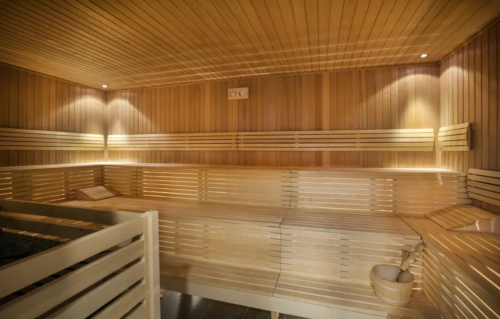 Ihr seht den Wellnessbereich mit Sauna im JUFA Hotel Erlaufsee***. JUFA Hotels bietet erholsamen Familienurlaub und einen unvergesslichen Winter- und Wanderurlaub.