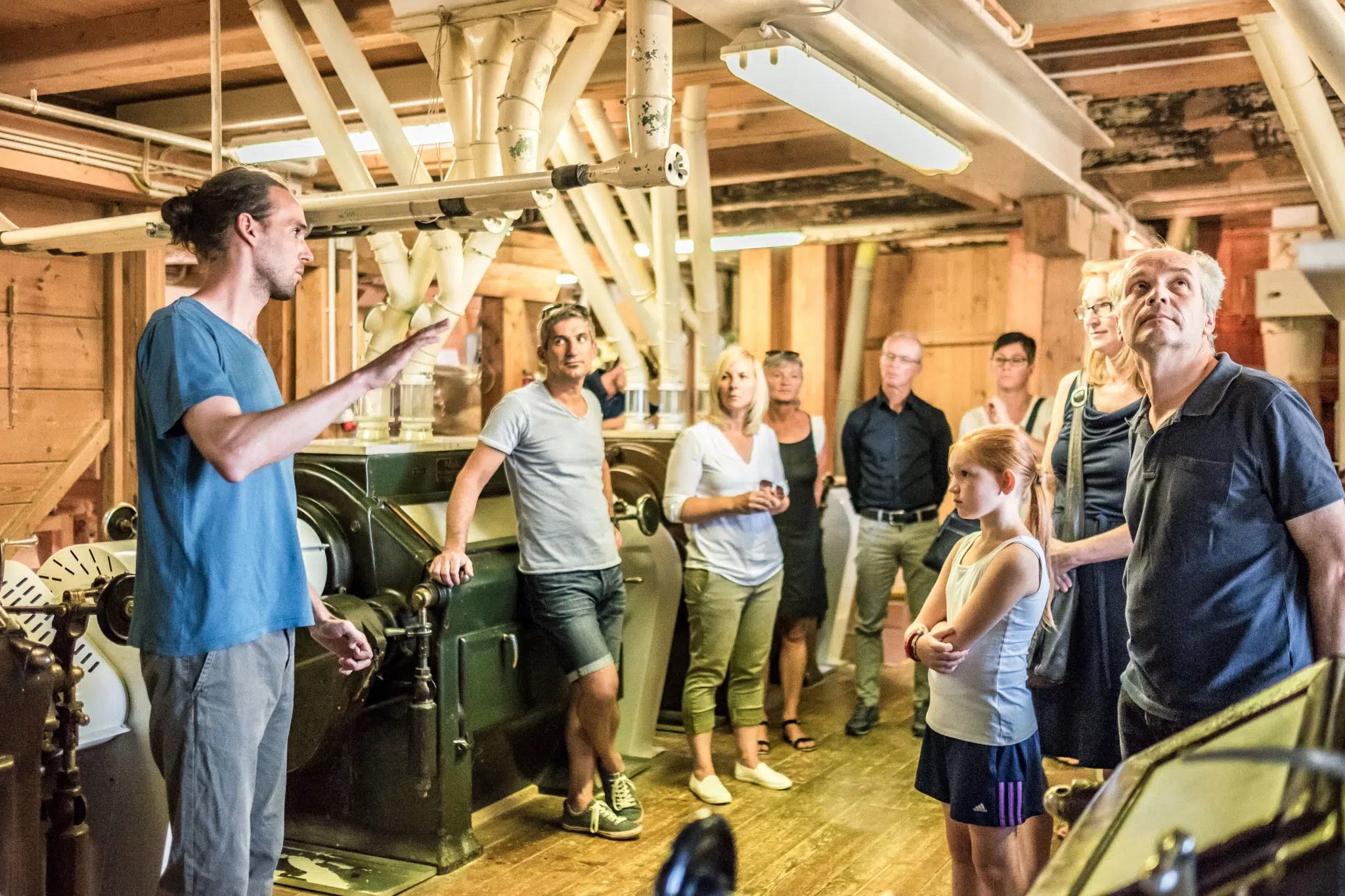 Sie sehen Menschen bei einer Führung durch die Schalkmühle in Ilz bei Fürstenfeld. JUFA Hotels bietet kinderfreundlichen und erlebnisreichen Urlaub für die ganze Familie.