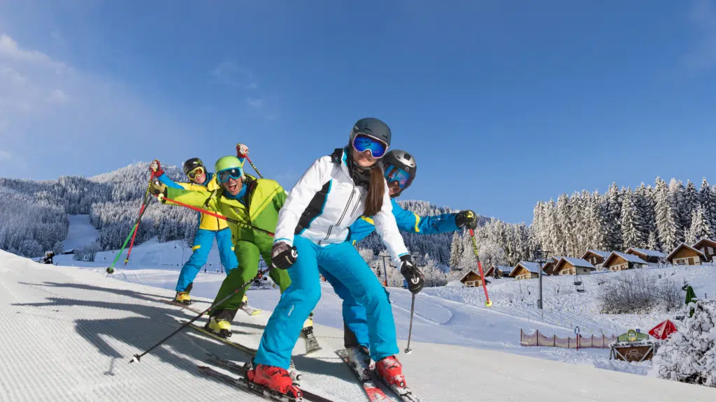 Ihr seht mehrere lachende Personen beim Skifahren bei den Gaaler Liften in der Nähe der JUFA Hotels Judenburg und Seckau.