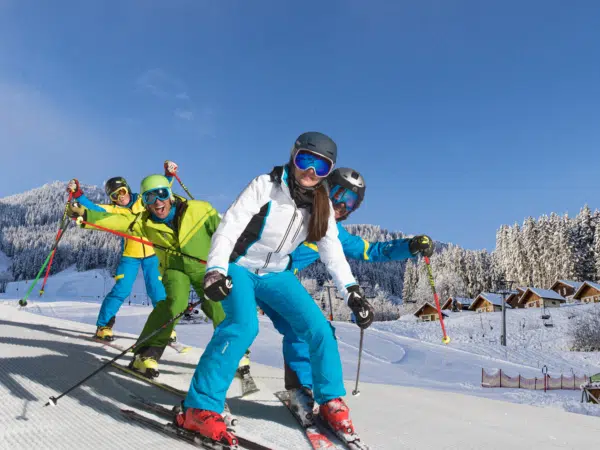 Ihr seht mehrere lachende Personen beim Skifahren bei den Gaaler Liften in der Nähe der JUFA Hotels Judenburg und Seckau.