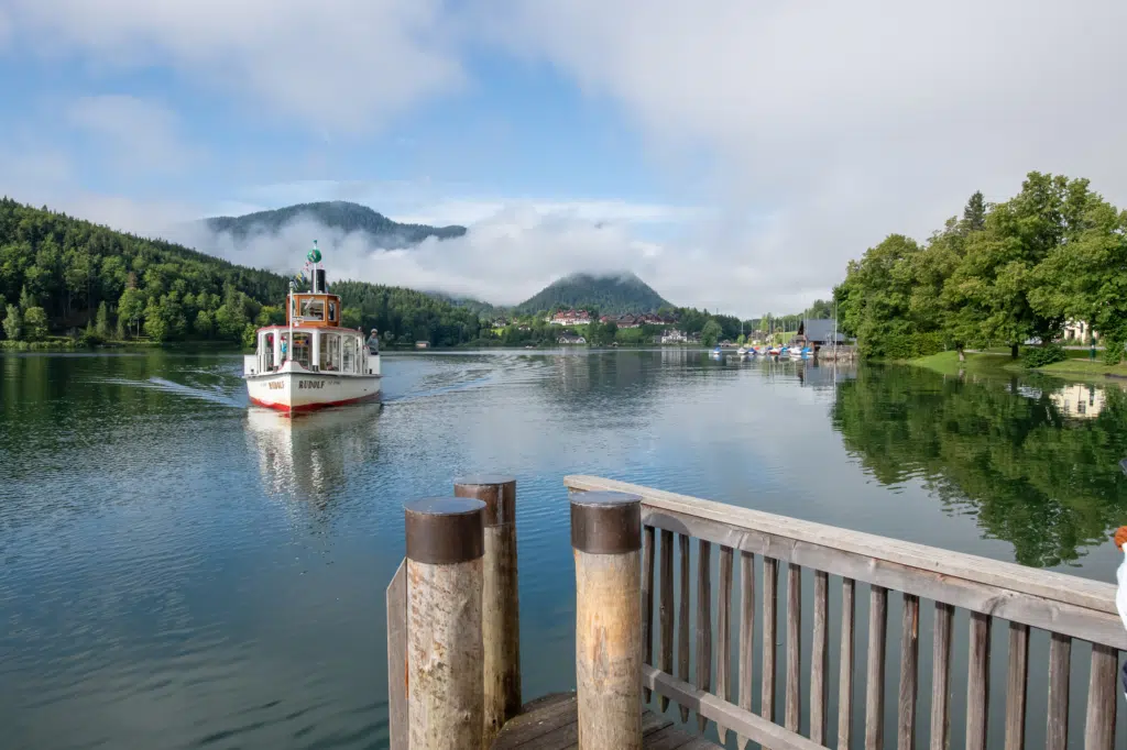 Ihr seht das Schiff kurz vor dem Anlegen am Grundlsee aus dem Ausseerland im steirischen Salzkammergut.