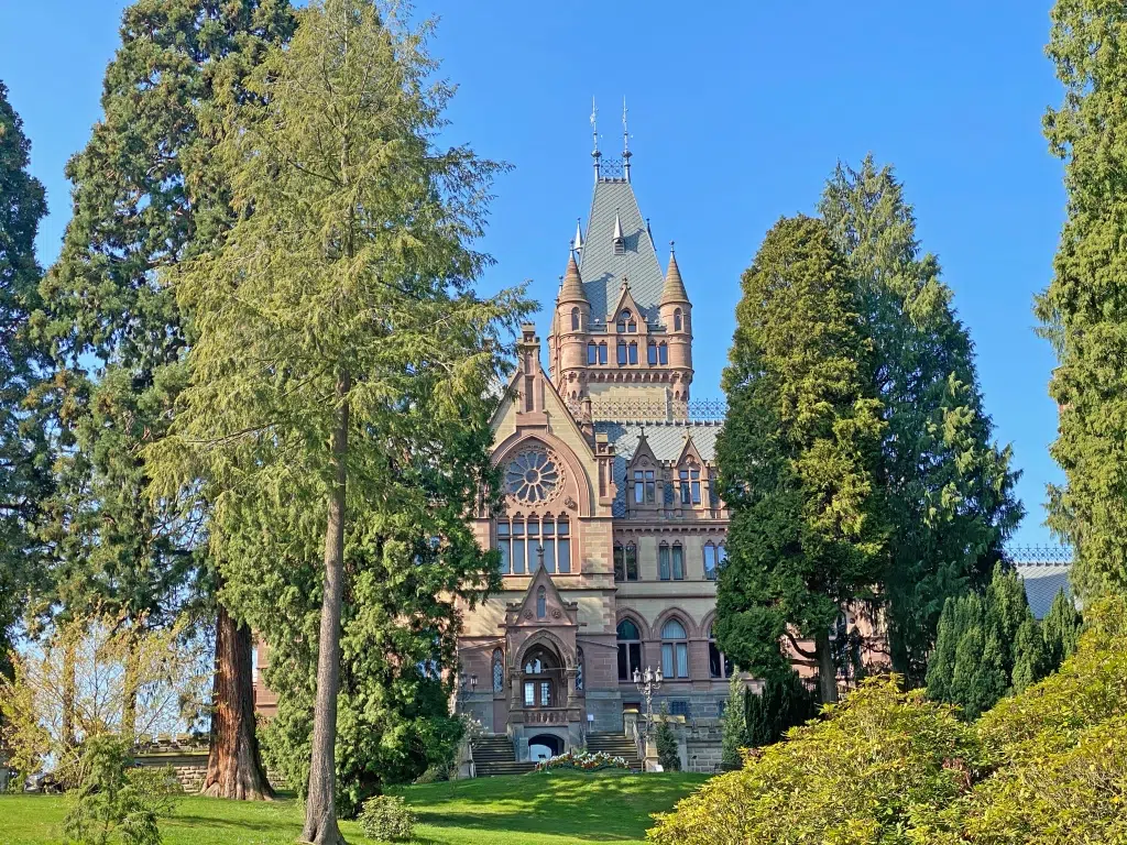 Ihr seht das Schloss Drachenburg in Königswinter. JUFA Hotels bietet Ihnen den Ort für erlebnisreichen Natururlaub für die ganze Familie.