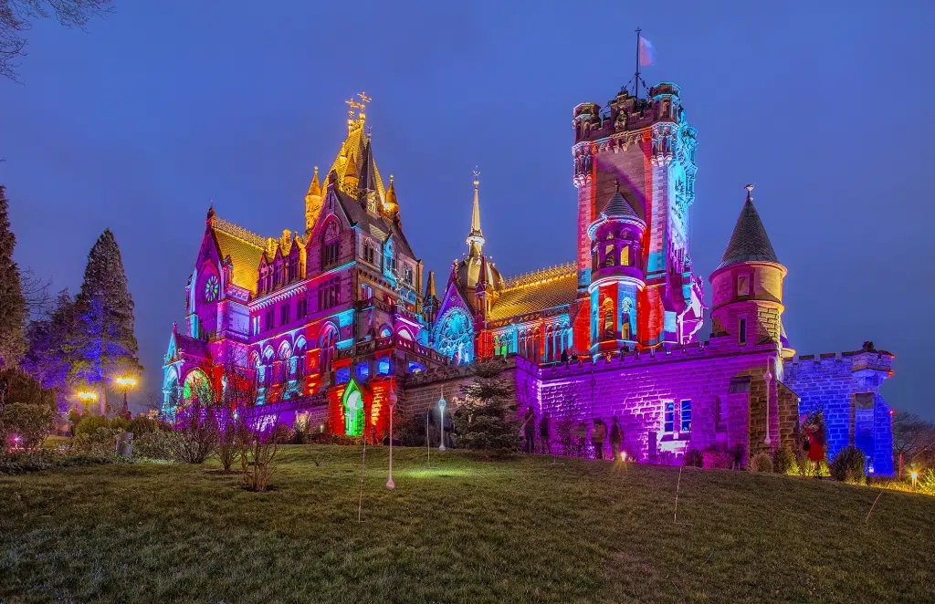 Ihr seht das beleuchtete Schloss Drachenburg in Königswinter.