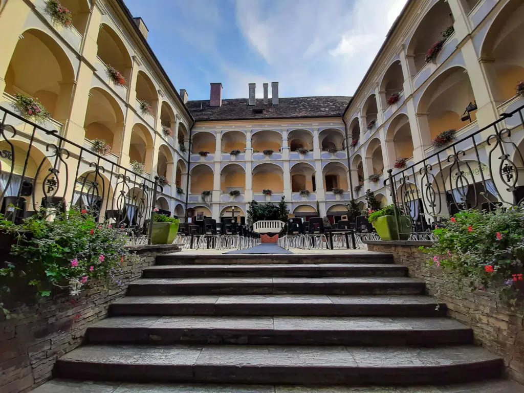 Innenhof vom Barockschloss Piber frontal mit Treppe