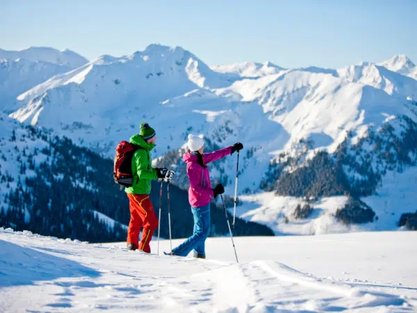 Ihr seht zwei Skitourengeher*innen auf der Planneralm.