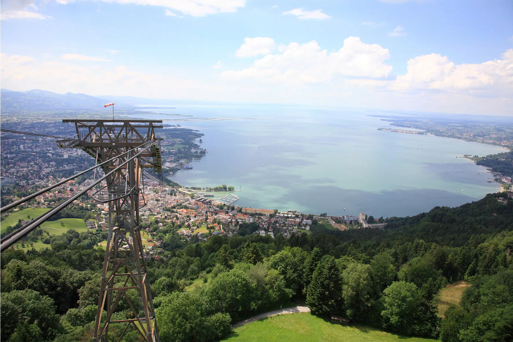 Sie sehen den Bodensee von der bregenzer Pfänderbahn aus. JUFA Hotels bietet Ihnen den Ort für erlebnisreichen Natururlaub für die ganze Familie.