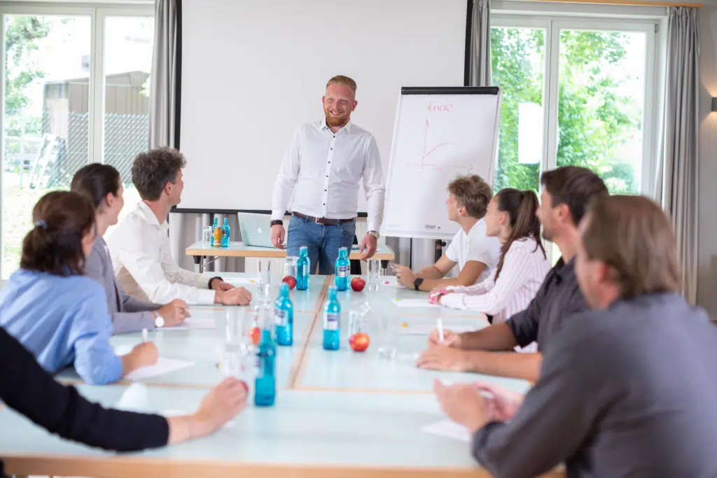 Ihr seht Personen im Vortrag im Seminarraum im JUFA Hotel Nördlingen***. Der Ort für kinderfreundlichen und erlebnisreichen Urlaub für die ganze Familie.