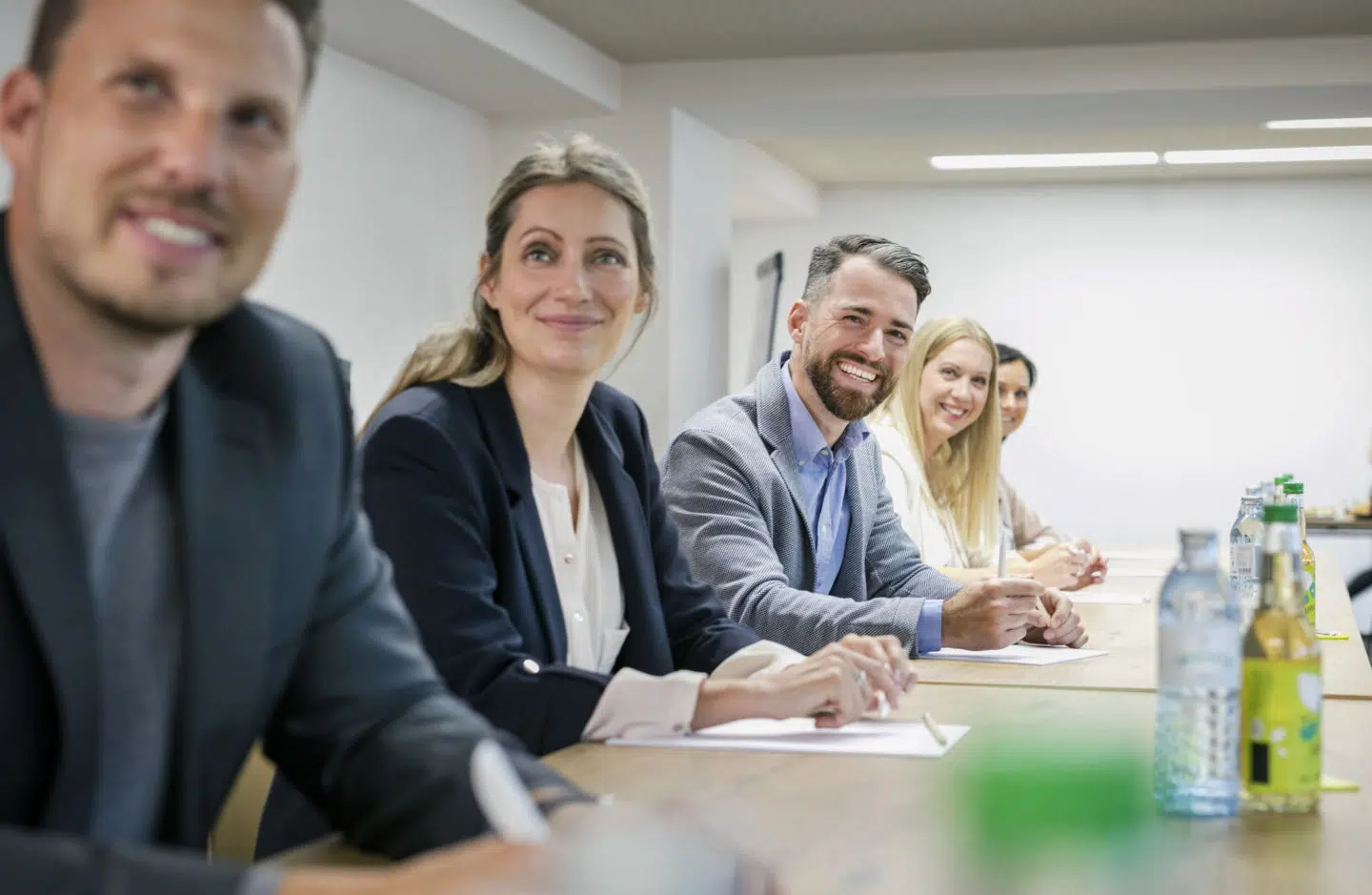 Sie sehen mehrere Seminarteilnehmer im Meeting im JUFA Hotel Weiz***s. Der Ort für erfolgreiche und kreative Seminare in abwechslungsreichen Regionen.