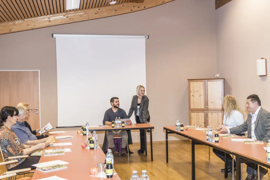 Ihr seht einen gut ausgestatteten Seminarraum im JUFA Hotel Grundlsee*** während eines Workshops. JUFA Hotels bietet den Ort für erfolgreiche und kreative Seminare in abwechslungsreichen Regionen.