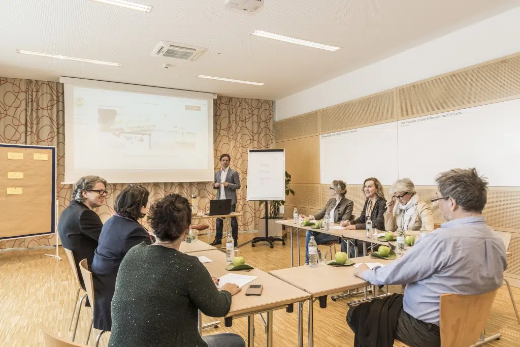 Vortrag in einem Seminarraum im JUFA Hotel Wien City. Der Ort für erlebnisreichen Städtetrip für die ganze Familie und der ideale Platz für Euer Seminar.