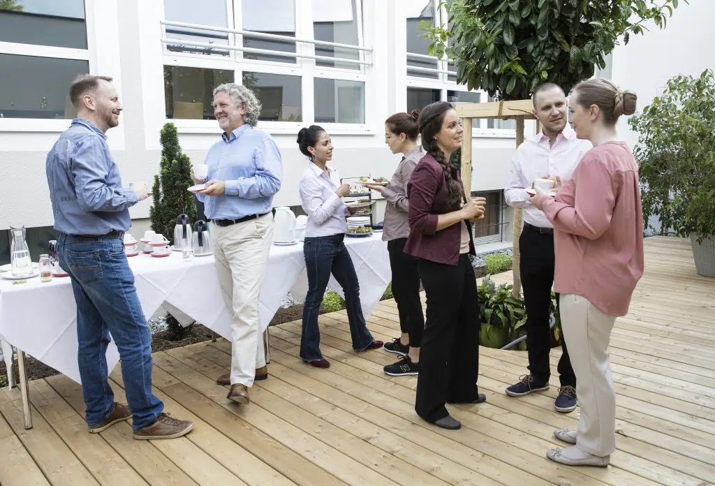 Ihr seht Seminarteilnehmer auf Terrasse im JUFA Hotel Salzburg City. Der Ort für erholsamen Familienurlaub und einen unvergesslichen Winter- und Wanderurlaub.