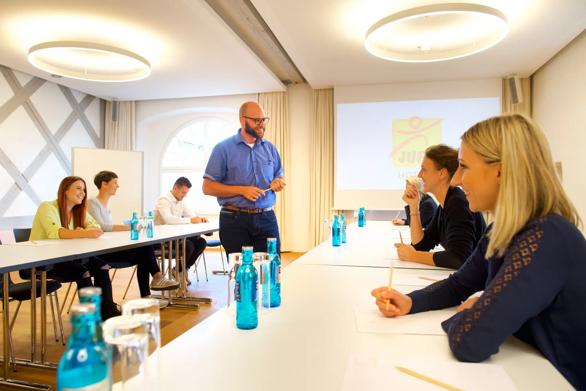 Ihr seht Seminarteilnehmer im JUFA Hotel Kronach – Festung Rosenberg***. Der Ort für erfolgreiche und kreative Seminare in abwechslungsreichen Regionen.