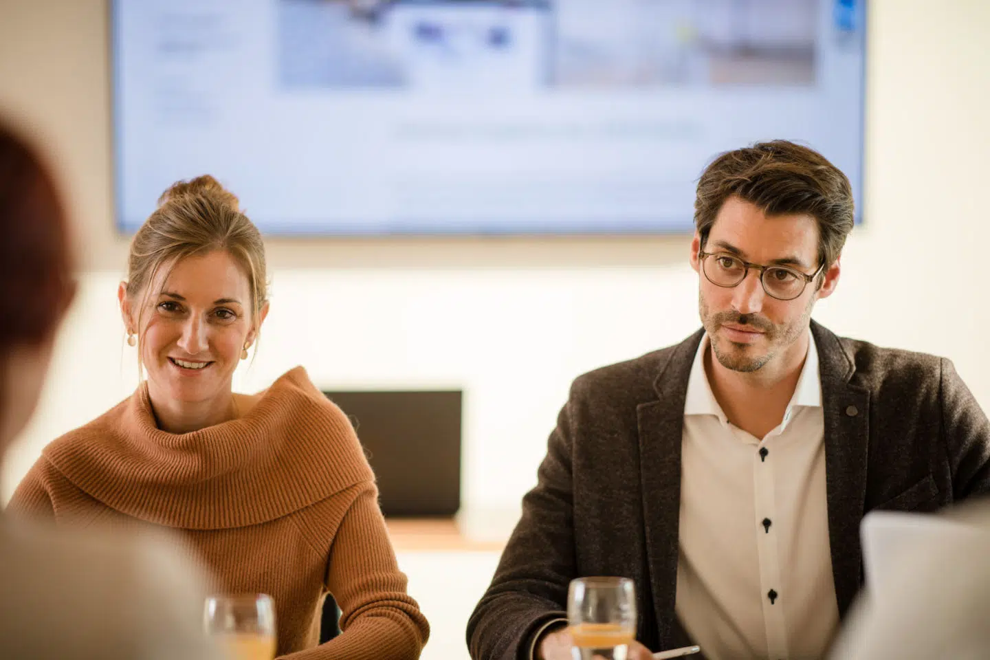 Sie sehen Seminarteilnehmer im JUFA Hotel – Landerlebnis mit TV. JUFA Hotels bietet den Ort für erfolgreiche und kreative Seminare in abwechslungsreichen Regionen.