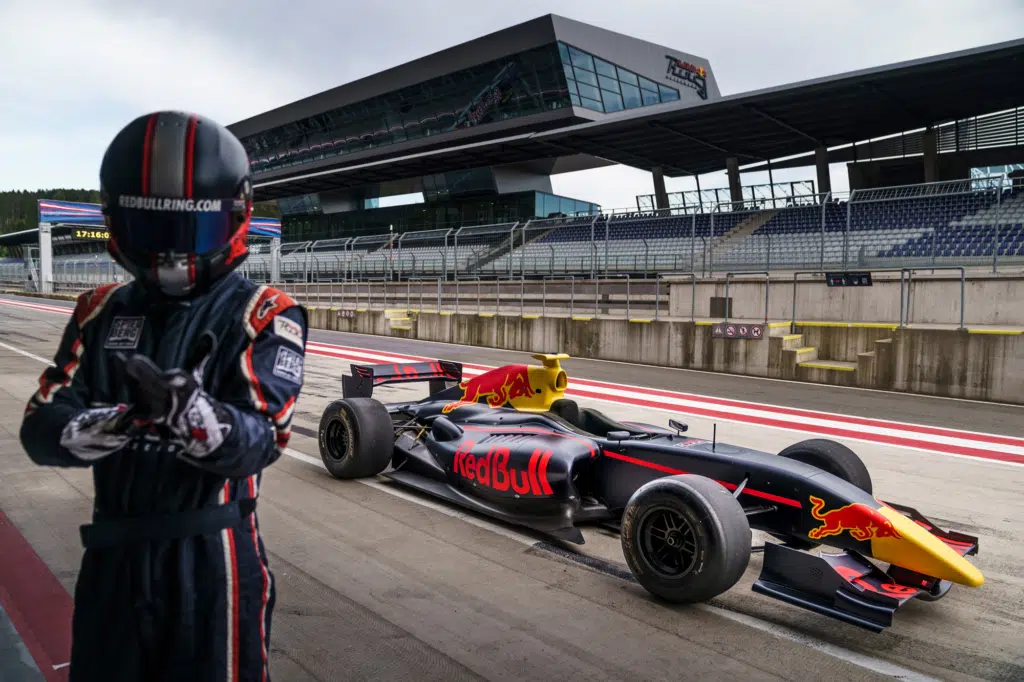 Ihr seht ein Bild von einem Formel 4 Auto am Red Bull Ring in Spielberg, mit dem ihr bei eurem Urlaub in den JUFA Hotels im Murtal auch selbst fahren könnt.