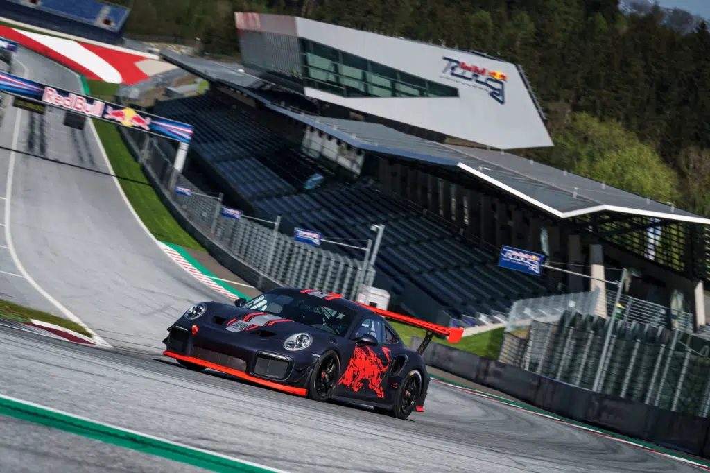 Ihr seht einen Porsche 911 GT2 RS Clubsport am Red Bull Ring in Spielberg, den ihr bei eurem Urlaub in den JUFA Hotels im Murtal, im Zuge eines Fahrerlebnisses, selbst fahren könnt.