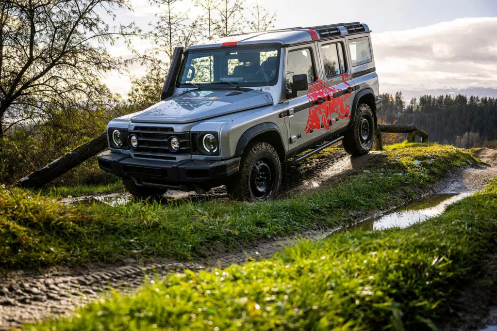 Ihr seht ein Bild von einer Offroad Experience im INEOS Grenadier rund um den Red Bull Ring in Spielberg. Adrenalin pur bei eurem Urlaub in den JUFA Hotels im Murtal.