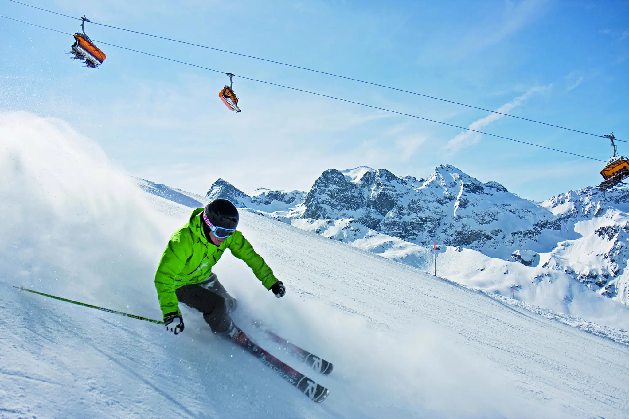 Schifahrer auf der Piste der Silvretta Montafon im Winterurlaub im JUFA Hotel Montafon. Der Ort für erholsamen Familienurlaub und einen unvergesslichen Winterurlaub.