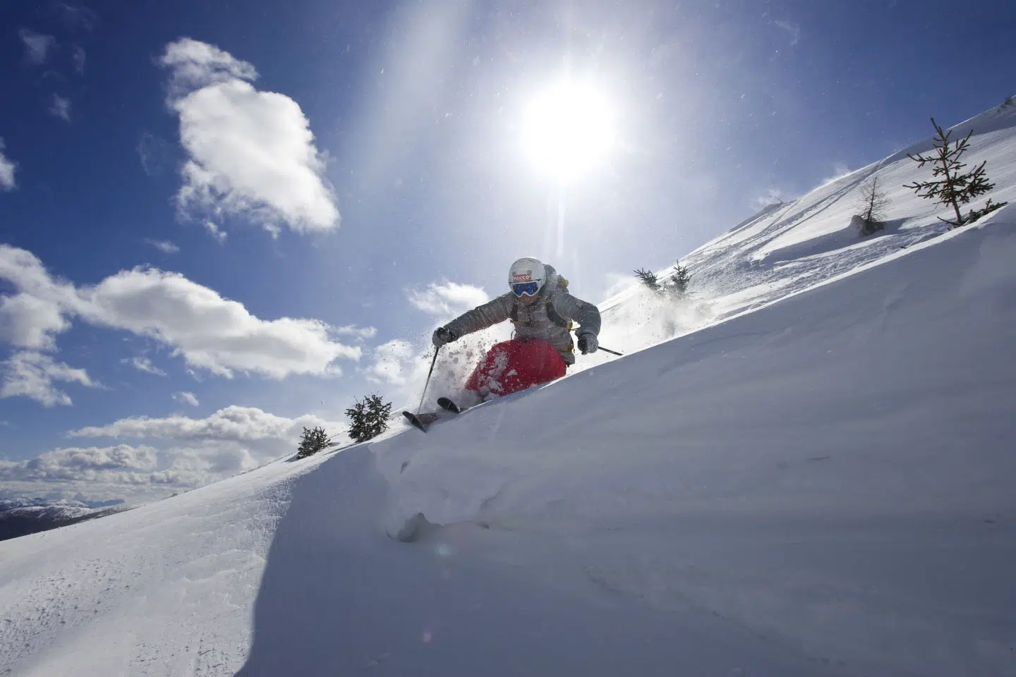 Ihr seht einen Skifahrer beim Skifahren im Pulverschnee im Lungau im Salzburger Land.