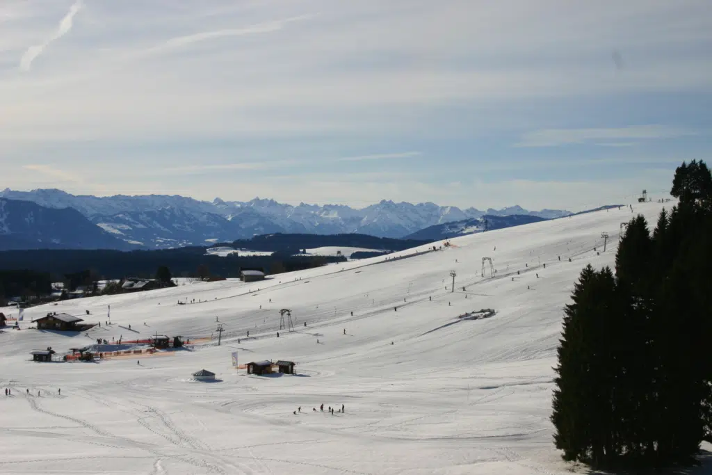 Ihr seht das Skigebiet Eschach in Bayern. JUFA Hotels bietet erholsamen Familienurlaub und einen unvergesslichen Winterurlaub.