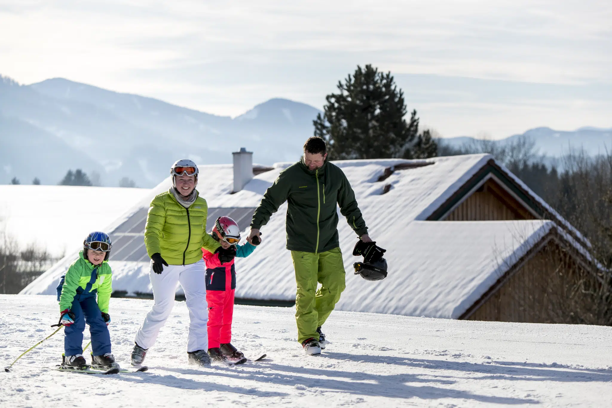 Ihr seht Skifahrer im Skigebiet Schwabenbergarena Turnau. JUFA Hotels bietet erholsamen Familienurlaub und einen unvergesslichen Winterurlaub.