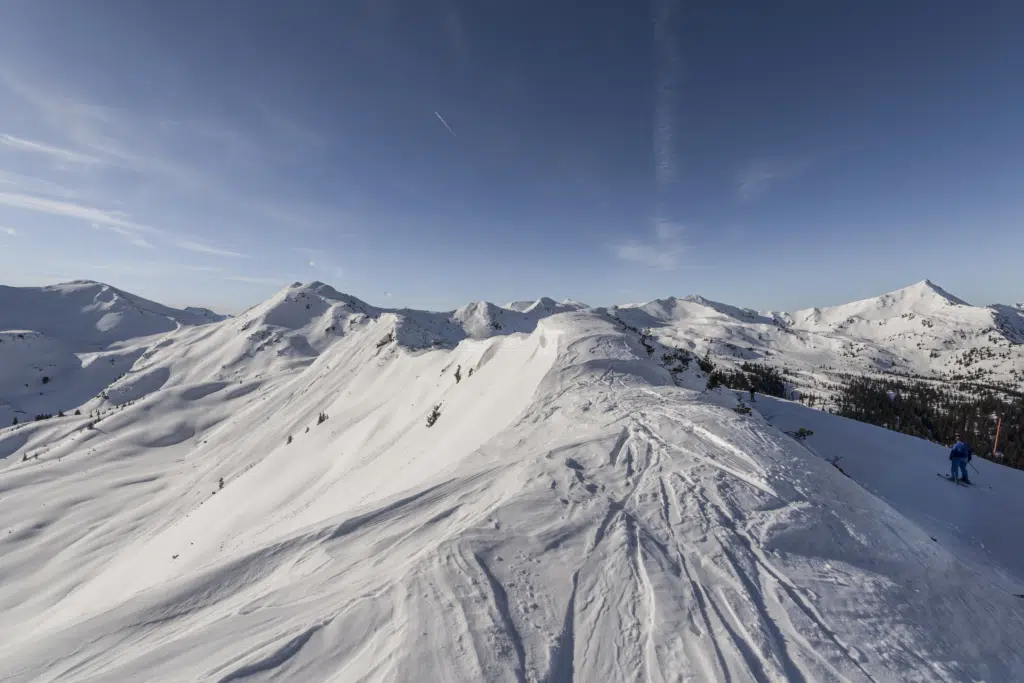 Ihr seht die Skipiste im Skigebiet Planneralm mit schönem Bergpanorama im Winter. JUFA Hotels bietet erholsamen Familienurlaub und einen unvergesslichen Winterurlaub.