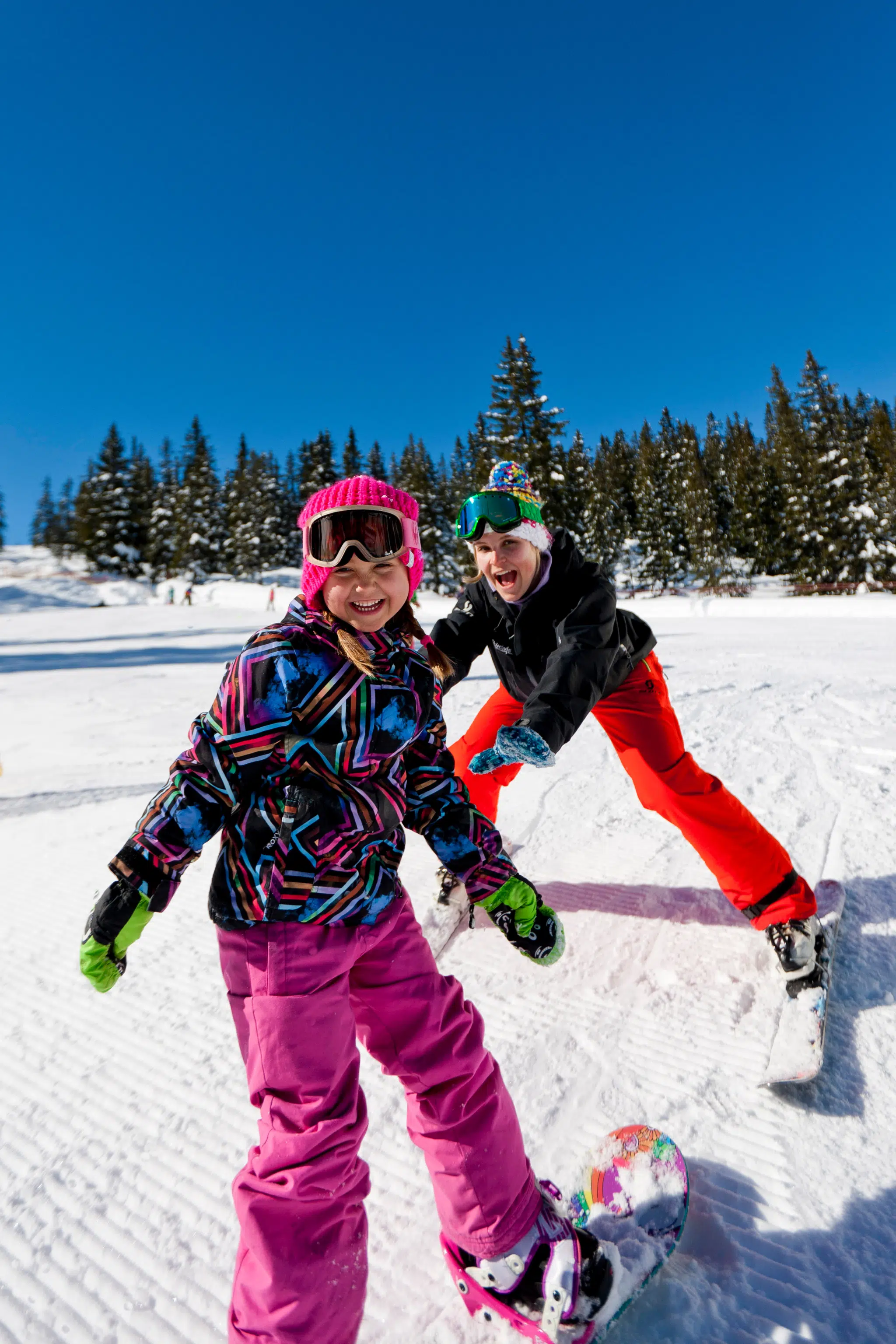 Zwei Kinder fahren auf der Piste im Kinderland auf der Planneralm.