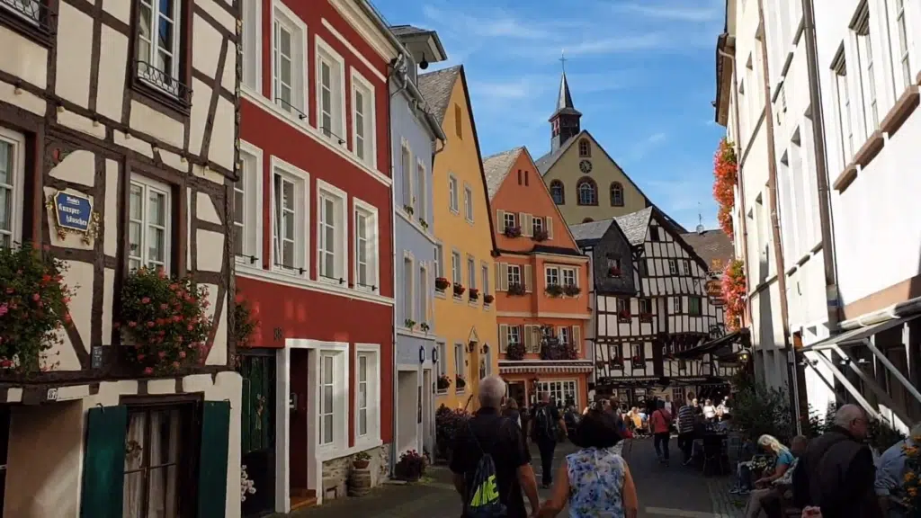 Ihr seht eine Gasse in der Altstadt von Bernkastel-Kues. jufa hotels, bernkastel-kues, altstadt, schlendern, sommer