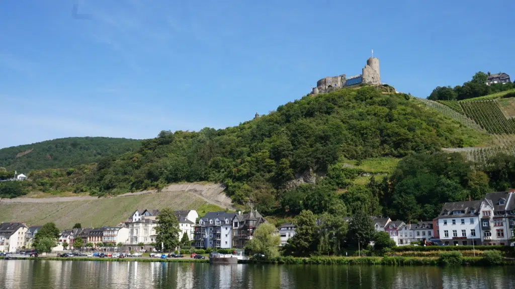 Ihr seht Bernkastel-Kues im Sommer. jufa hotels, bernkastel-kues, sommer, burgruine landshut, fluss