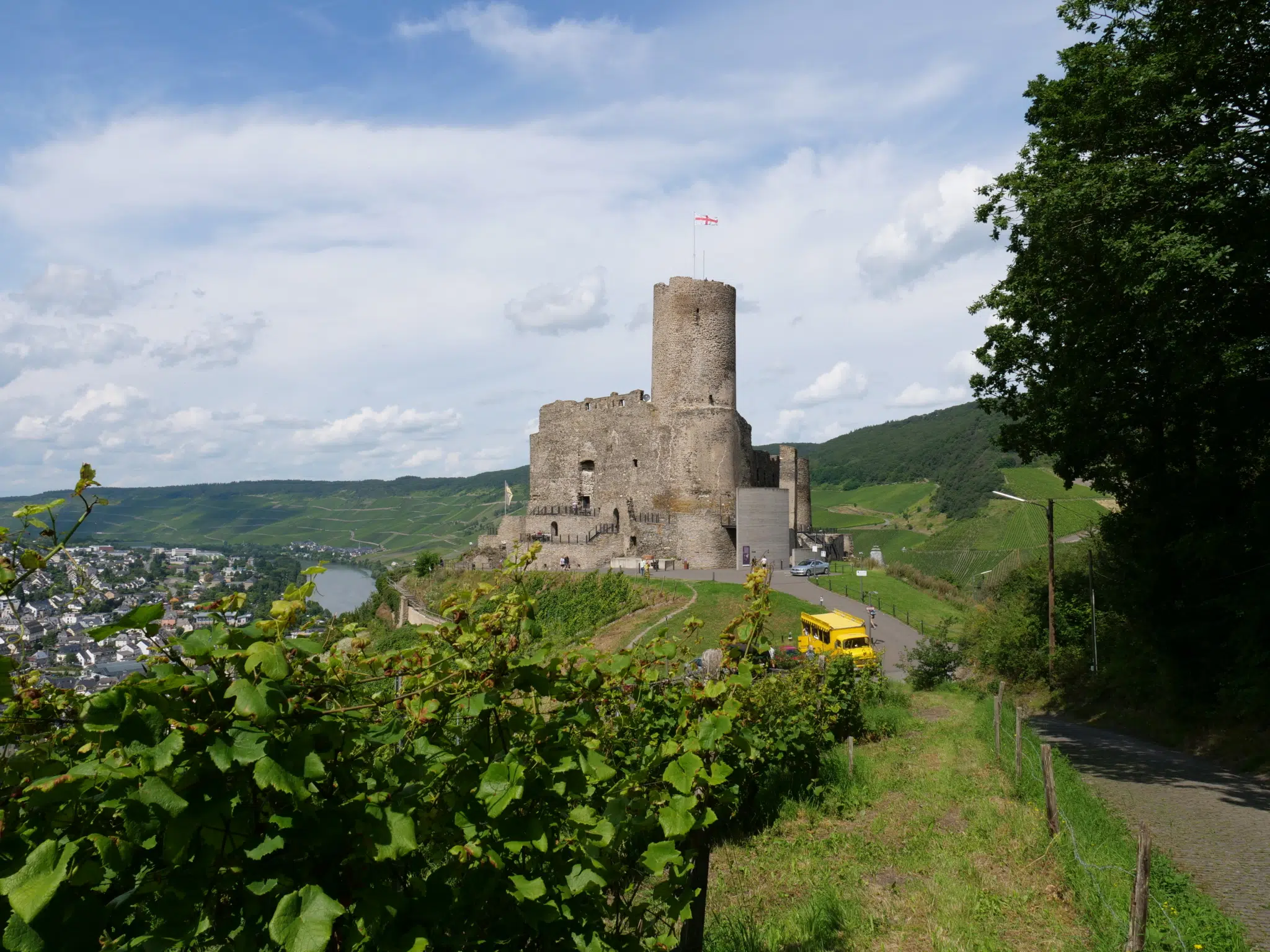 Ihr seht die Burg Landshut in Bernkastel-Kues im Sommer. jufa hotels, bernkastel-kues, burg