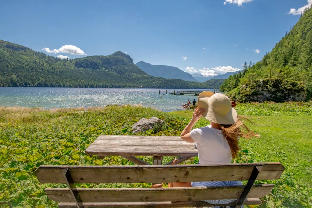 Ihr seht eine Frau in der Sonne bei herrlichem Sonnenschein im Ausseerland im steirischen Salzkammergut.