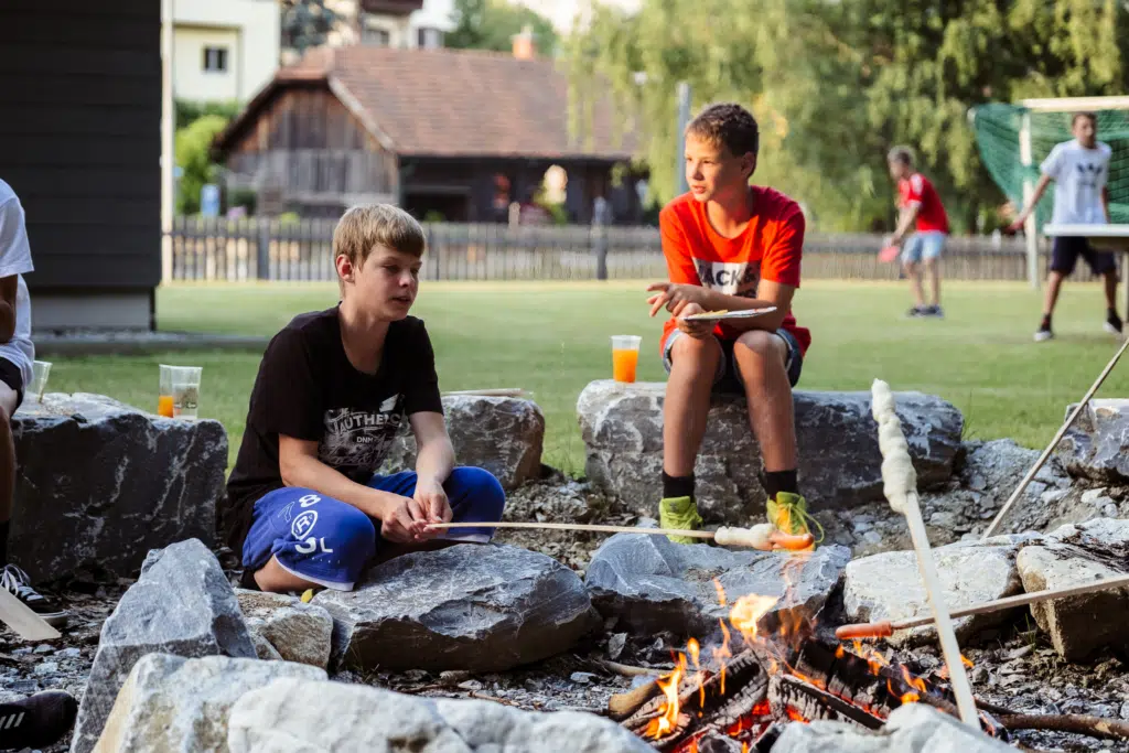 Ihr seht Jungen und Mädchen bei Spiel & Spaß im Garten vom JUFA Hotel Lipizzanerheimat. Der Ort für erfolgreiches Training in ungezwungener Atmosphäre für Vereine und Teams.