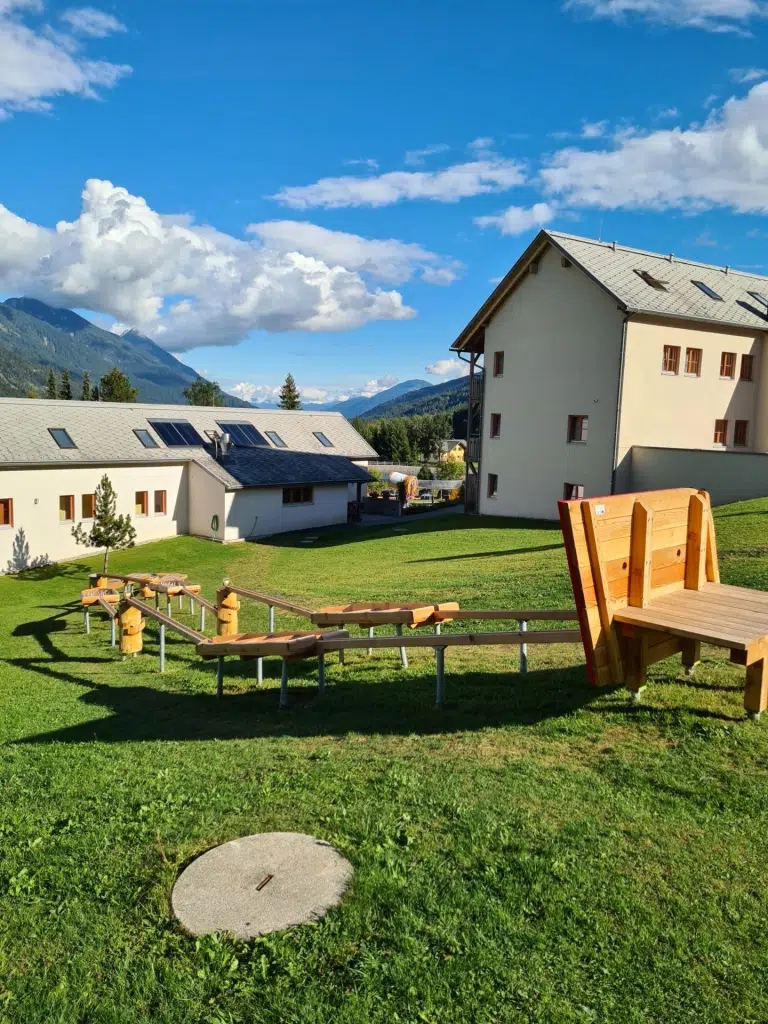 Sie sehen den Outdoor-Spielbereich im JUFA Hotel Gitschtal.