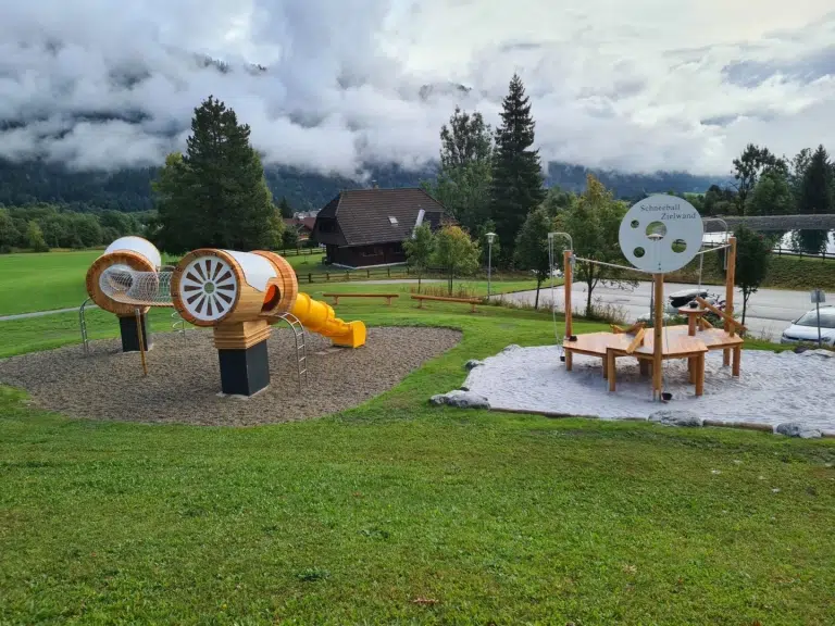 Sie sehen den Outdoor-Spielbereich im JUFA Hotel Gitschtal.