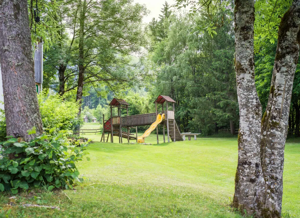 Ihr seht den Spielplatz vom JUFA Hotel Grundlsee***.