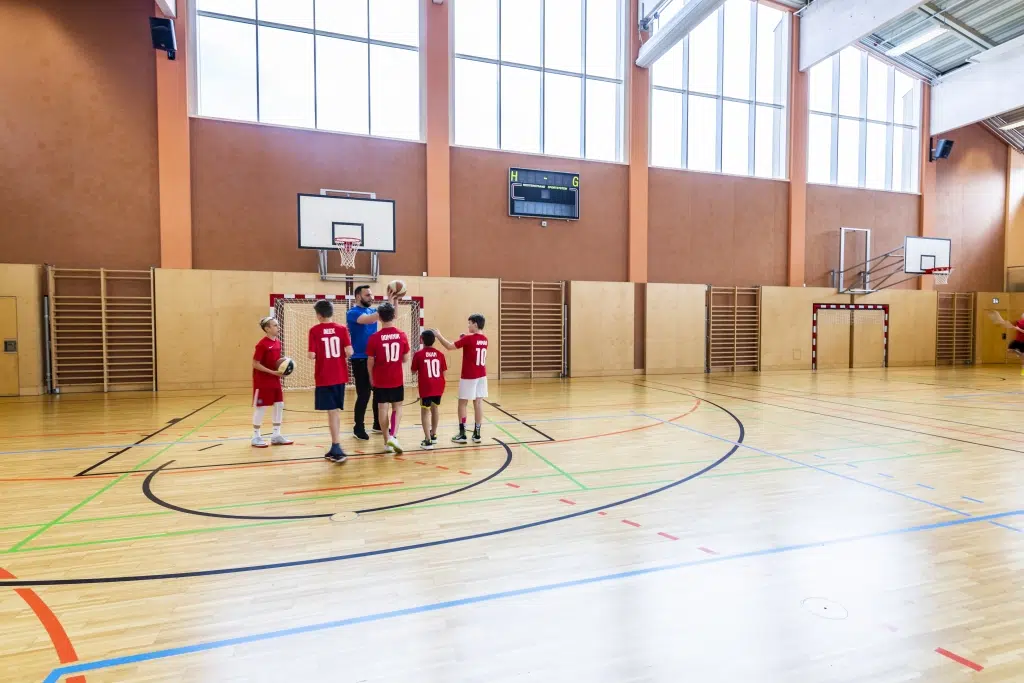 Sie sehen die Sporthalle im JUFA Hotel Fürstenfeld während eines Trainings. JUFA Hotels bietet Ihnen den Ort für erfolgreiches Training in ungezwungener Atmosphäre für Vereine und Teams.