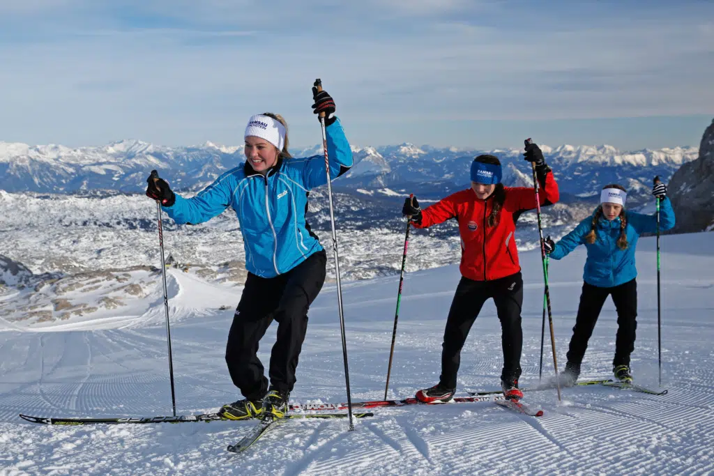 Drei Frauen beim Langlaufen auf der Höhenloipe in Schladming-Dachstein. JUFA Hotels bietet erholsamen Familienurlaub und einen unvergesslichen Winterurlaub.