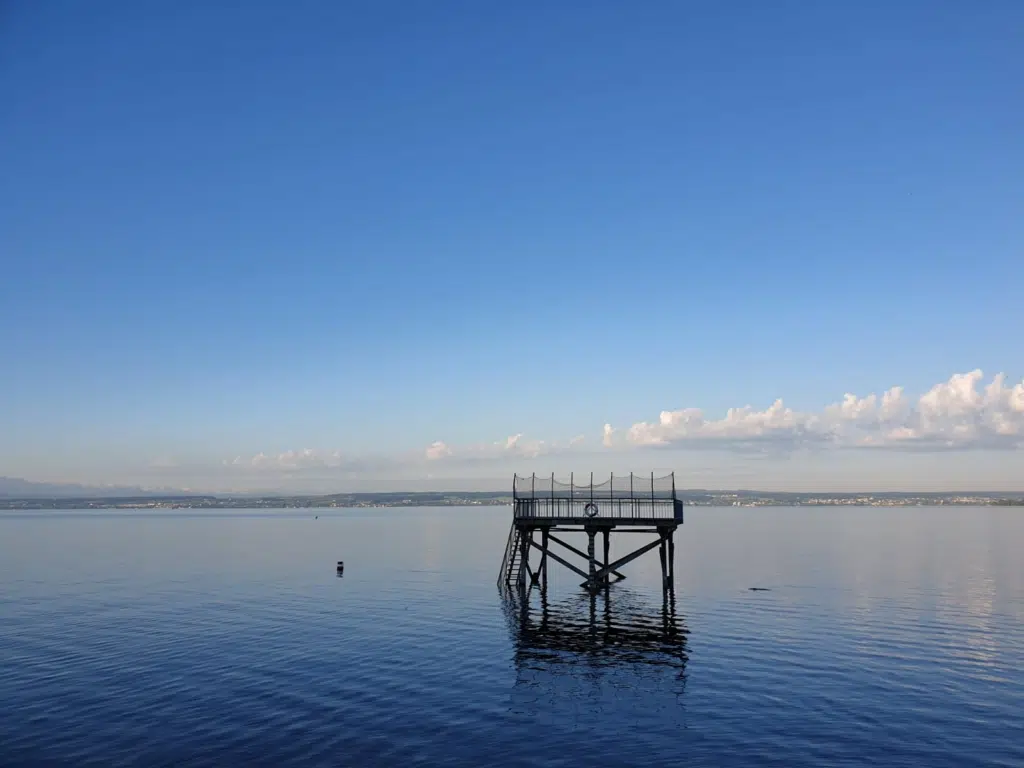 Ihr seht den Sprungturm im Strandbad Meersburg in der Nähe vom JUFA Hotel Meersburg. Der Ort für kinderfreundlichen und erlebnisreichen Urlaub für die ganze Familie.