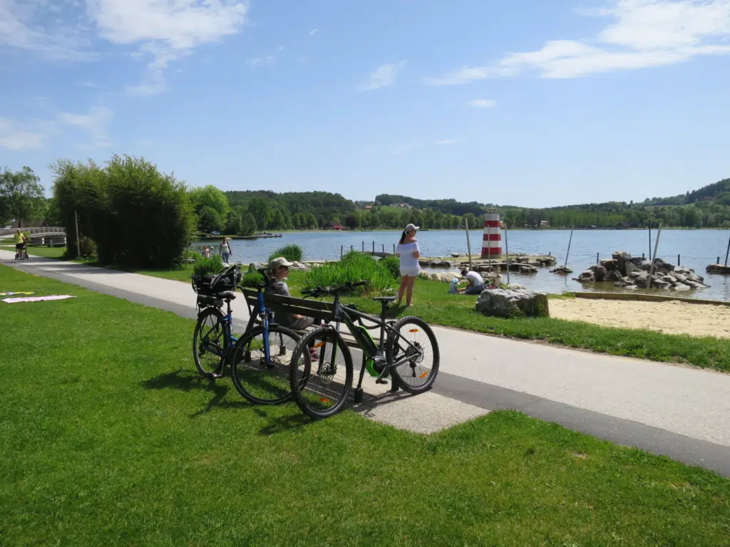 Ihr seht Radfahrer beim Stubenbergsee in der Oststeiermark. JUFA Hotels bietet tollen Urlaub mit viel Abenteuer und Spaß für die ganze Familie.