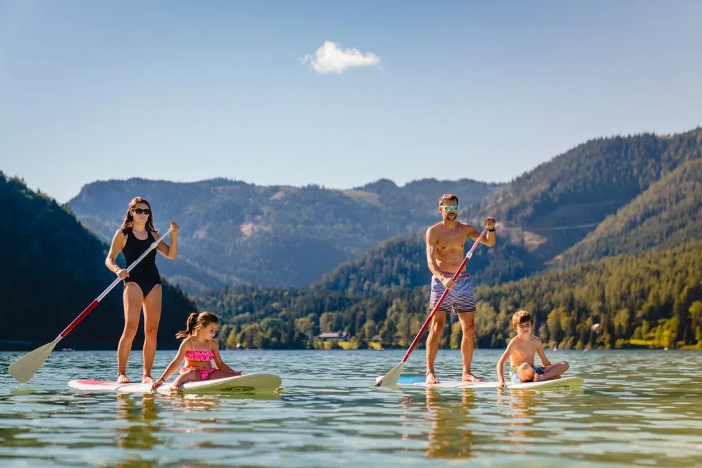 Ihr seht eine Familie beim Stand up Paddeling im Sommer am Erlaufsee.