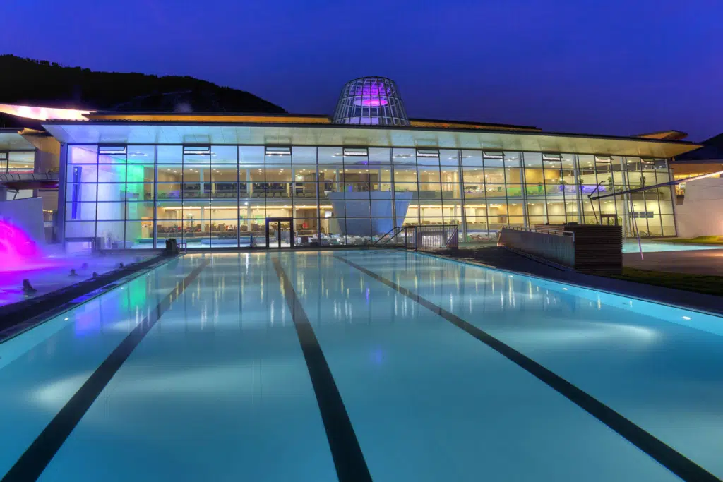 Ihr seht das Tauern Spa bei Nacht in der Nähe vom JUFA Hotel Kaprun. Der Ort für kinderfreundlichen und erlebnisreichen Urlaub für die ganze Familie.